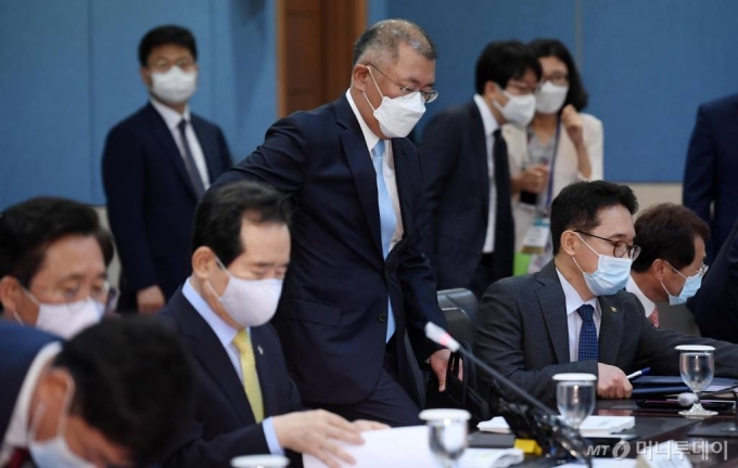 정의선 현대자동차 수석부회장이 1일 경기 고양시 킨텍스에서 열린 제1회 수소경제위원회에 참석하고 있다. 정세균 국무총리를 위원장으로 정부·민간위원이 참여하는 이번 위원회는 범정부 차원의 수소경제 컨트롤타워 역할을 하게 된다. 수소산업 생태계 조성방안과 전담기관 지정 등이 논의되며, 이를 통해 수소경제를 육성하고 수소산업 선도국가로 도약하는 모멘텀을 마련할 계획이다. / 사진=이기범 기자 leekb@