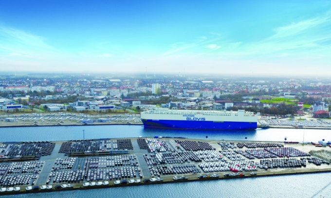 독일 브레머하펜(Bremerhaven)항에 기항 중인 현대글로비스의 자동차운반선 ‘글로비스 크라운(GLOVIS CROWN)’호/사진=현대글로비스