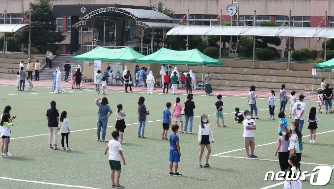 [사진] 학교 운동장에 설치된 선별진료소