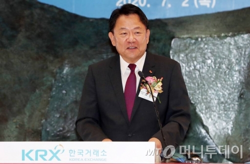 조정우 SK바이오팜 사장이 2일 오전 서울 영등포구 여의도 한국거래소에서 진행된 코스피 신규상장 기념식에 참석해 시초가 확인 후 인사말을 하고 있다. / 사진=김휘선 기자 hwijpg@