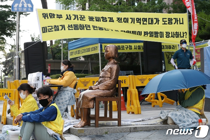 매주 수요일 옛 주한 일본대사관 앞 &apos;평화의 소녀상&apos; 주변에서 열리는 정의기억연대의 수요집회와 보수 진영의 반대 집회가 신종 코로나바이러스 감염증&#40;코로나19&#41; 확산을 막기 위해 전면 금지된다.2020.7.3/뉴스1 &copy; News1 민경석 기자