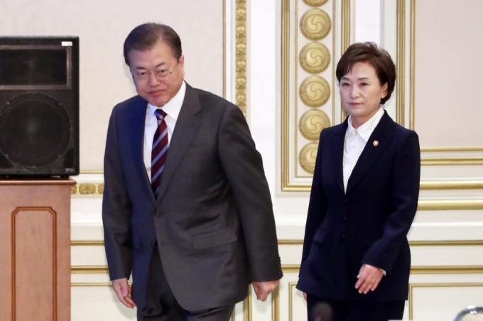 문재인 대통령과 김현미 국토교통부 장관이 지난 2월 말 청와대 영빈관에서 열린 국토부와 해양수산부 업무보고에 참석하고 있다. /사진제공=뉴시스