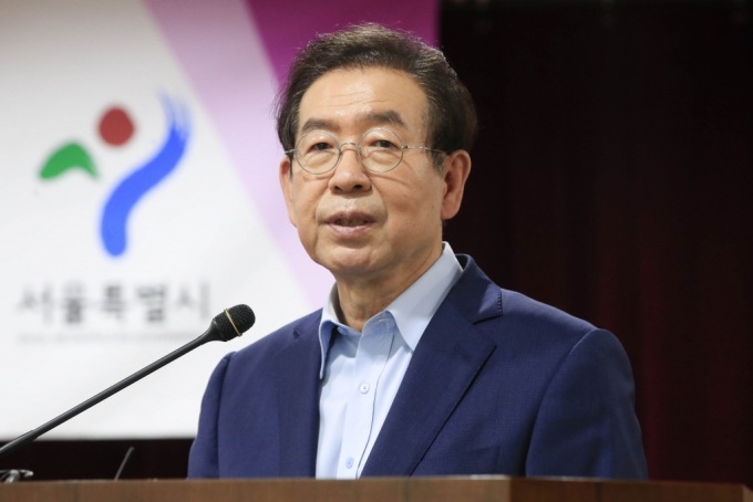 박원순 서울시장이 1일 오후 서울 중구 국립중앙의료원 대강당에서 열린 국립중앙의료원 신축·이전을 위한 업무 협약식에서 인사말을 하고 있다. /사진제공=뉴스1