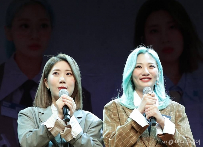 듀오 볼빨간사춘기 출신으로 현재는 탈퇴한 우지윤(왼쪽)과 볼빨간사춘기에 남아있는 안지영(오른쪽)./사진=김창현 기자