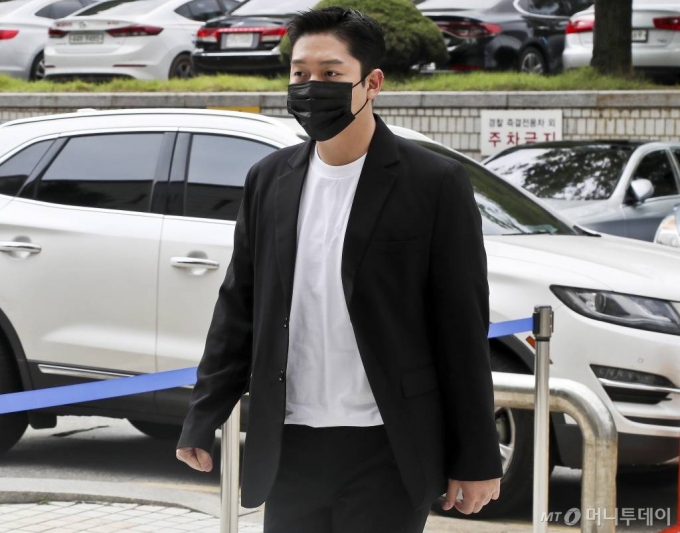 성폭력 범죄의 처벌 등에 관한 특례법 위반(카메라 등 이용촬영) 상해 폭행 협박 등 혐의로 기소된 고(故) 구하라 전 남자친구 최종범 씨가 2일 오후 서울 서초구 서울중앙지방법원에서 열린 항소심 선고 공판에 출석하고 있다. / 사진=김창현 기자 chmt@