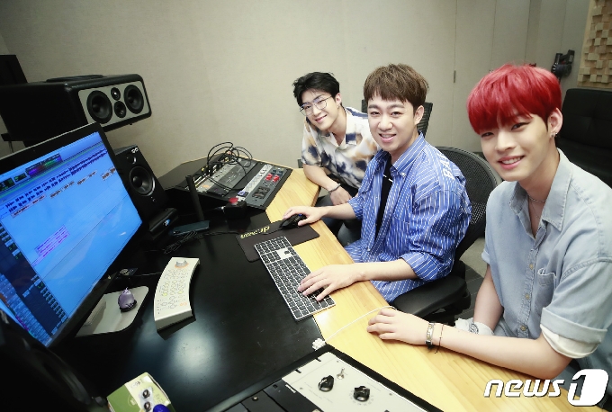 온앤오프 와이엇(왼쪽부터), 황현 프로듀서, 온앤오프 효진 © News1 권현진 기자