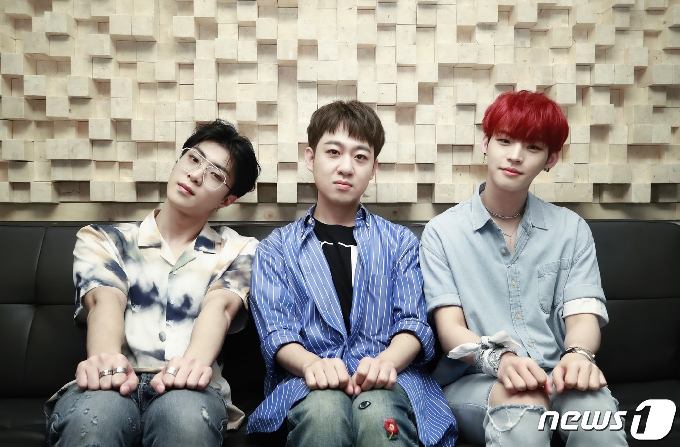 온앤오프 와이엇(왼쪽부터), 황현 프로듀서, 온앤오프 효진 © News1 권현진 기자