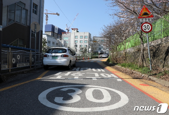 &apos;민식이법&apos;이 시행된 첫날인 25일 오전 광주 서구 한 초등학교 앞 어린이보호구역에 불법 주정차된 차가 세워져 있다.2020.3.25 /뉴스1 &copy; News1