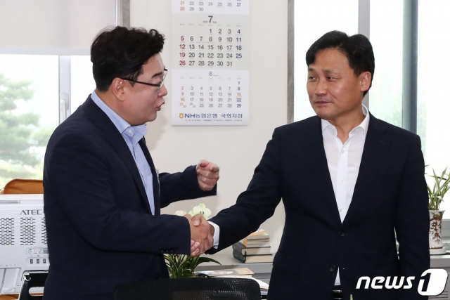 김영진 더불어민주당 원내수석부대표와 김성원 미래통합당 원내수석부대표가 5일 오후 서울 여의도 국회에서 열린 여야 원내수석 회동 자리에서 대화를 하고 있다/사진=뉴스1