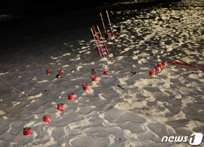 사진은 기사와 관계없음. 2019년 8월1일 강릉 경포해변에서 관광객들이 쓰고 버린 폭죽이 그대로 꽂혀 있다./사진=뉴스1