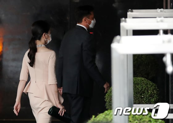 정대선 현대비에스엔씨 사장, 노현정 전 KBS 아나운서 부부가 4일 오후 서울 종로구 포시즌스 호텔에서 열린 정기선 현대중공업 부사장의 결혼식에 참석하고 있다. / 사진 = 뉴스 1