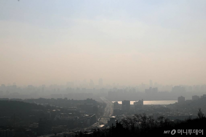 초미세먼지 농도가 '나쁨' 단계인 12일 서울 중구 남산에서 바라본 도심이 뿌옇게 보이고 있다. /사진=이기범 기자 leekb@