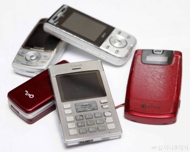 2G 스위치 내리는데…제 것 아닌 '01X'에 목매는 그들
