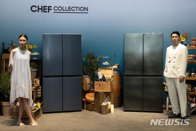 삼성전자 모델이 서울 성수동에 마련된 체험존에서 '뉴 셰프컬렉션' 냉장고를 소개하고 있다. /사진제공=삼성전자