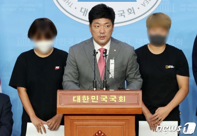 이용 미래통합당 의원과 고 최숙현 선수의 동료들이 6일 오전 서울 여의도 국회 소통관에서 기자회견을 갖고 최 선수 추가피해를 증언하기 위해 회견장에 들어서고 있다. 경주시청 팀에서 감독 등으로부터 가혹 행위에 시달리던 트라이애슬론(철인3종경기) 국가대표 출신 고(故) 최숙현 선수는 지난달 26일 극단적인 선택을 했다. /사진=뉴스1