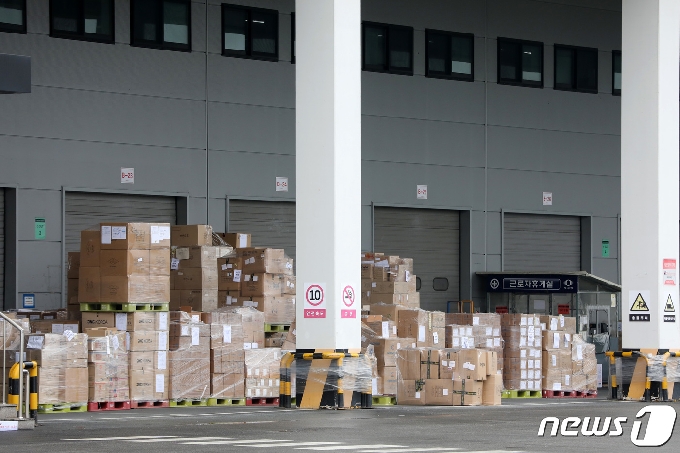 지난달 25일 경기도 이천시 쿠팡 덕평 물류센터가 폐쇄된 채 한산한 모습이다. 2020.6.25/뉴스1 © News1 조태형 기자