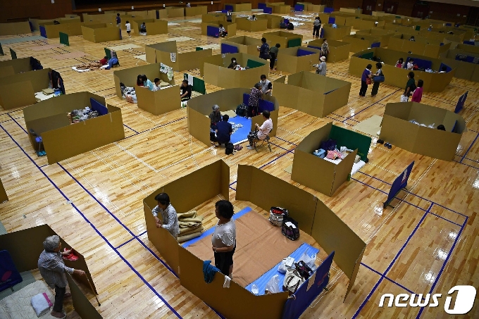 [사진] 거리두기하며 설치된 日 수재민 대피소