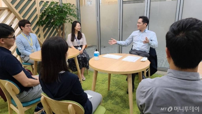 이재용 삼성전자 부회장이 지난달 19일 삼성전자 반도체 연구소를 방문해 연구원들을 격려하고 있다. /사진제공=삼성전자