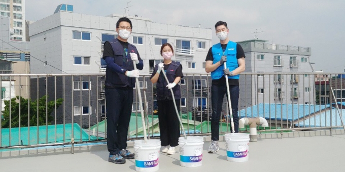삼화페인트와 따뜻한동행이 지난3일부터 4일까지 발달장애인 공동생활가정 옥상에 차열 방수페인트를 시공했다./사진제공=삼화페인트