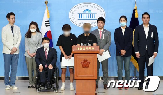 이용 미래통합당 의원과 고 최숙현 선수의 동료들이 6일 오전 서울 여의도 국회 소통관에서 기자회견을 갖고 최 선수 추가피해를 증언했다. /사진=뉴스1