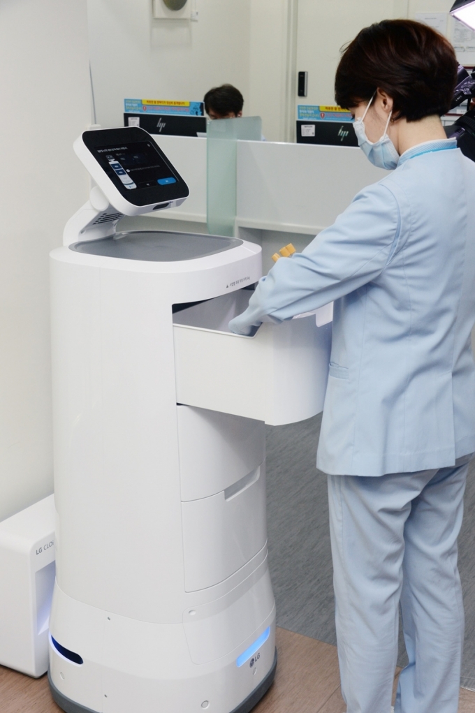 서울대학교병원 간호사가 LG 클로이 서브봇(서랍형)을 사용하고 있다. /사진제공=LG전자