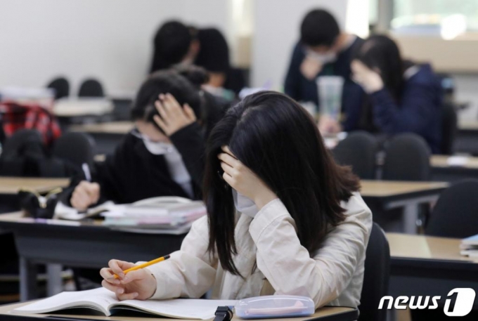(서울=뉴스1) 김명섭 기자 = 대입 입시생들이 2일 서울 동작구 노량진동 대성학원에서 마스크를 착용하고 자율학습을 하고 있다. 2020.7.2/뉴스1