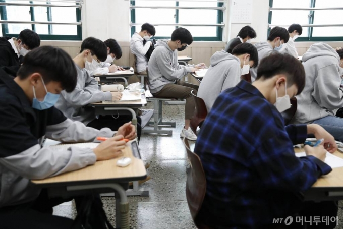 [서울=뉴시스] 박민석 기자 = 고등학교 3학년의 등교 수업 첫날인 20일 오전 서울 종로구 대신고등학교에서 방역 및 소독 담당으로 뽑힌 고등학교 3학년 학생들이 자습을 하고 있다. 2020.05.20. mspark@newsis.com