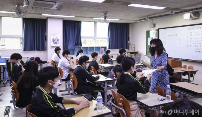 한국교육과정평가원이 주관하는 전국연합학력평가가 시행된 18일 오전 서울 마포구 상암고등학교에서 3학년 학생들이 시험을 준비하고 있다. / 사진=이기범 기자 leekb@