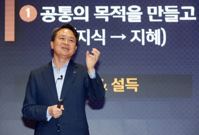 진옥동 신한은행장이 7일 서울 중구 신한은행 본점에서 '리더의 역할'과 관련해 강연하는 모습./사진제공=신한은행 