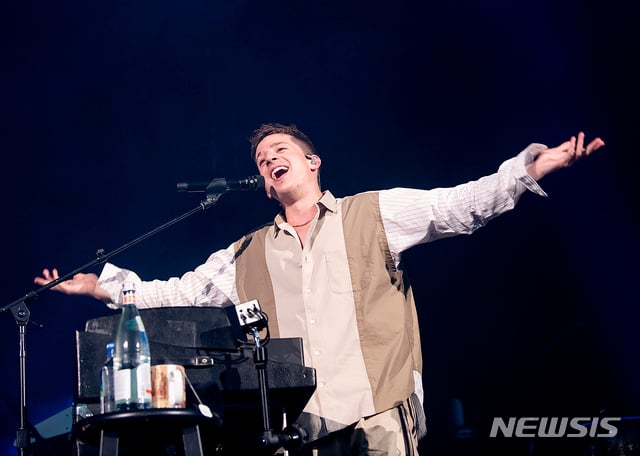 찰리 푸스가 7일 서울 송파구 잠실 실내체육관에서 열린 월드 투어 '보이스노트 투어(Voicenotes Tour)’에서 노래를 부르고 있다. (사진=라이브네이션코리아 제공) / 사진 = 뉴시스