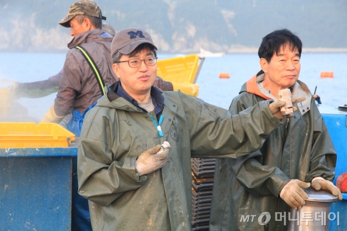 김동연 전 부총리 겸 기획재정부장관이 8일 새벽 경남 거제 다대마을 앞바다에서 멸치잡이 정치망어선 체험을 했다. /거제(경남)=김훈남 기자