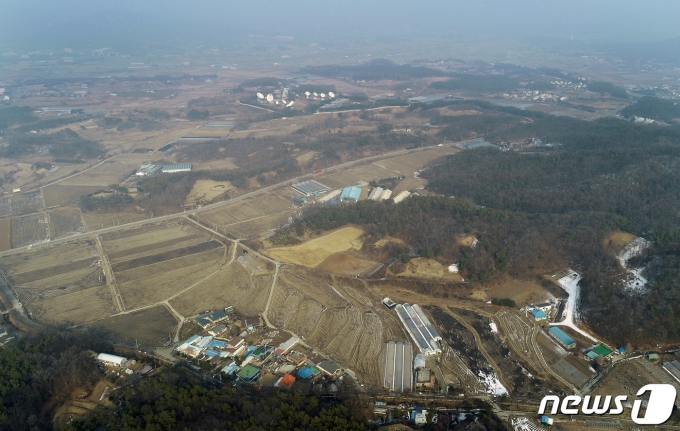 (용인=뉴스1) 조태형 기자 = SK하이닉스가 10년간 120조원을 투자하는 반도체 클러스터 후보지로 경기도 용인시를 선택했다. 사진은 반도체 클러스터 부지 조성을 위해 설립된 특수목적회사(SPC)인 ㈜용인일반산업단지가 신청한 경기도 용인시 처인구 원삼면 일대의 모습. 2019.2.21/뉴스1  