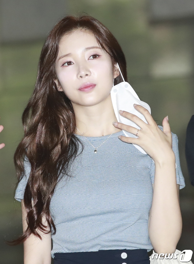 사진] 에이프릴 채경, 도자기 피부 - 머니투데이