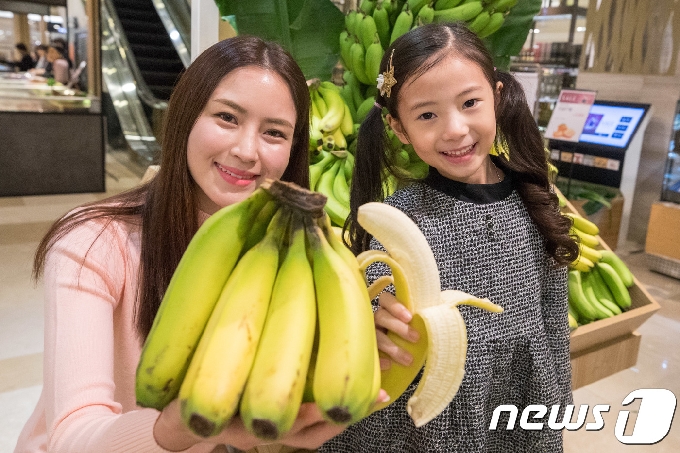 서울 중구 롯데백화점 식품관에서 모델들이 제주 바나나를 소개하고 있다. 제주산 바나나는 수분 함량이 높고 향이 진한 것이 특징이다.&#40;자료사진&#41; /뉴스1 &copy; News1