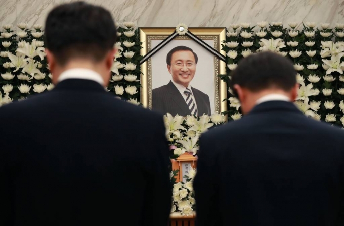 故 노회찬 정의당 원내대표가 투신 사망한 23일 오후 서울 신촌세브란스 병원 장례식장에 마련된 빈소에 한병도 청와대 정무수석, 송인배 정무비서관이 조문을 하고 있다. /사진=이동훈 기자