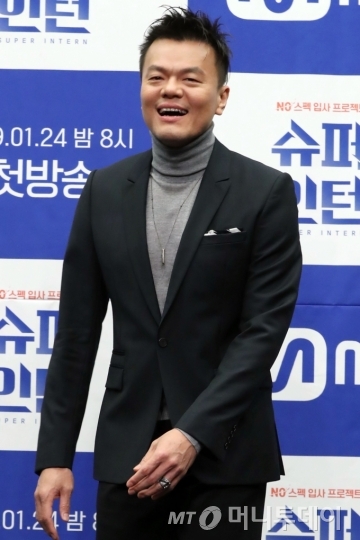 가수 박진영이 24일 오후 서울 마포구 스탠포드 호텔에서 열린 엠넷 '슈퍼인턴' 제작발표회에 참석해 포즈를 취하고 있다.<br>
<br>
Mnet 슈퍼인턴은 인턴쉽 프로젝트를 통해 엔터테인먼트의 리얼한 비하인드 스토리를 직접 볼 수 있는 프로그램으로 오늘 저녁 첫 방송된다. / 사진=임성균 기자 tjdrbs23@