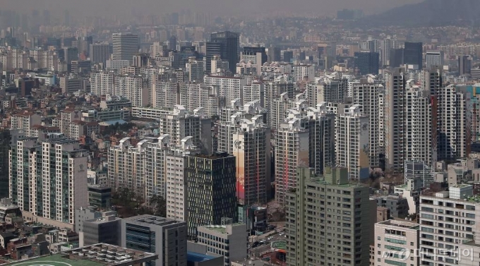 정부의 부동산 규제 대책과 코로나19로 인한 경기 침체 우려가 겹치면서 강남권 아파트값이 하락세를 보이고 있다.서울 아파트값은 강남4구인 송파(-0.17%) 강남(-0.12%) 강동(-0.06%) 서초(-0.04%)를 비롯해 용산(-0.01%) 등 고가 아파트가 많은 지역 위주로 떨어졌다.사진은 31일 강남구 아파트 단지 모습. / 사진=김창현 기자 chmt@