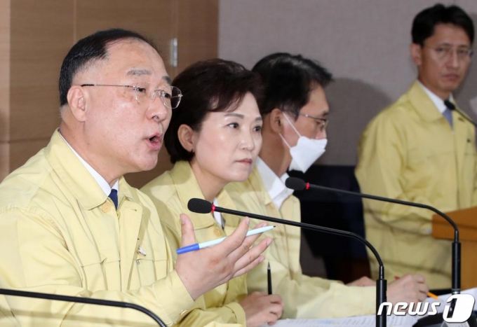 (서울=뉴스1) 박정호 기자 = 홍남기 경제부총리 겸 기획재정부 장관이 10일 오전 서울 종로구 세종대로 정부서울청사에서 가진 제10차 비상경제 중앙대책본부 회의 결과 브리핑에서 '주택시장 안정 보완대책'을 발표하고 있다. 2020.7.10/뉴스1