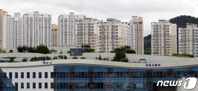 (세종=뉴스1) 장수영 기자 = 7·10부동산 대책이 발표된 10일 세종시 어진동 정부세종청사 국토교통부 뒤로 아파트 단지가 보이고 있다.   정부는 3주택 이상 다주택자와 조정대상지역 2주택 이상을 보유한 경우 종합부동산세율이 현재 3.2%에서 최고 6%로 인상되고 다주택자와 법인에 대한 취득세율도 현재 1~4%에서 최고 12%로 대폭 늘리는 등의 부동산 대책을 발표했다. 2020.7.10/뉴스1