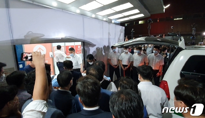 9일 실종됐던 박원순 서울시장의 시신이 10일 오전 3시20분께 서울 종로구 서울대병원으로 운구되고 있다. 박 시장은 가족의 실종신고 후 7시간 여에 걸친 수색 끝에 이날 오전 0시1분쯤 삼청각 인근 산 속에서 싸늘한 주검으로 발견됐다. 2020.7.10/뉴스1 &copy; News1 황덕현 기자