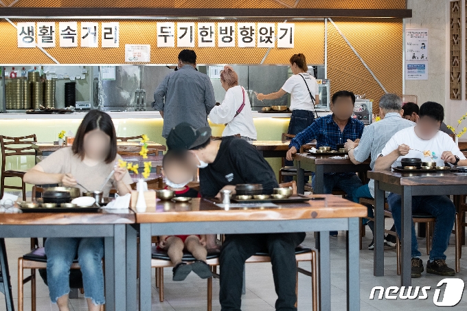 지난달 한국도로공사 고속도로 공공데이터 포털에 따르면 지난해 여름휴가 성수기인 7월 31일 기준 제주를 제외한 전국 고속도로 교통량은 738만6716대로 조사됐다. 본격적인 여름휴가를 시작하기 직전인 7월 1일 683만1448대에 비해 55만5268대 많았다. /뉴스1 &copy; News1 유승관 기자