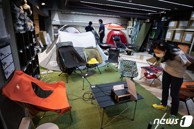 한 대형 캠핑용품 전문 매장을 찾은 시민들이 다양한 캠핑용품을 둘러보고 있다. 신종 코로나바이러스 감염증&#40;코로나19&#41; 사태 장기화로 휴가철을 맞아 해외 여행이 어려워지자, 거리두기를 실천하며 휴가를 보낼 수 있는 캠핑을 즐기는 사람들이 늘어나고 있다. /뉴스1 &copy; News1 유승관 기자