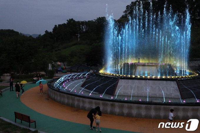 충북 영동군 영동읍 용두공원 안에 설치한 음악분수대. &#40;영동군 제공&#41;&copy; 뉴스1