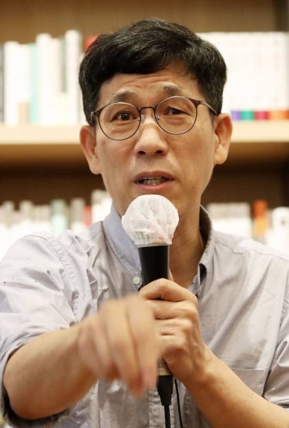 진중권 전 동양대 교수가 이달 2일 오후 서울 강남구 최인아책방에서 '한국사회를 말한다 : 이념·세대·문화의 미래'라는 주제로 강연을 하고 있다. / 사진제공=뉴시스