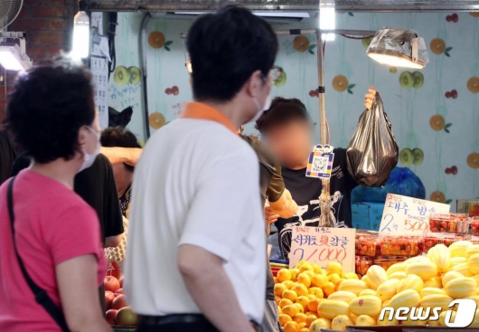 지난달 28일 서울 마포구 망원시장에서 마스크를 쓰지 않은 일부 상인들이 물건을 판매하고 있다. /사진=뉴스1