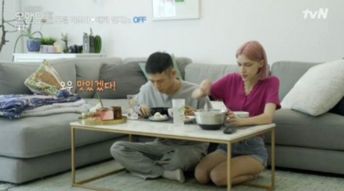 왼쪽부터 빈지노, 스테파니 미초바./사진=tvN '온앤오프'