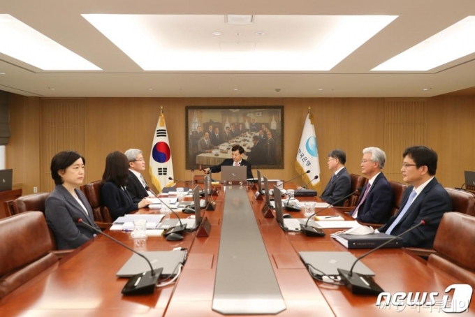 (서울=뉴스1) = 이주열 한국은행 총재(가운데)가 28일 오전 서울 중구 한국은행에서 열린 금융통화위원회 본회의에서 회의를 주재하고 있다. (한국은행 제공) 2020.5.28/뉴스1