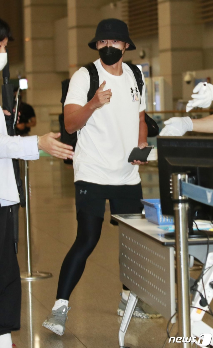 (인천공항=뉴스1) 권현진 기자 = 배우 현빈이 영화 '교섭' 촬영차 12일 밤 인천국제공항을 통해 요르단으로 출국하고 있다. 2020.7.12./뉴스1