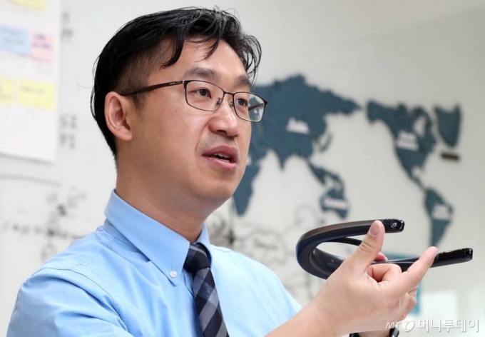 김용국 링크플로우 대표가 360도 카메라를 소개하고 있다 / 사진=이기범 기자 leekb@