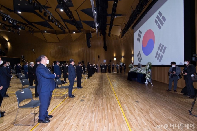 13일 오전 서울시청 다목적홀에서 박원순 서울시장의 영결식이 열리는 가운데 참석자들이 국민의례를 하고 있다. 2020.07.13. 시사저널 최준필 / 사진=사진공동취재단